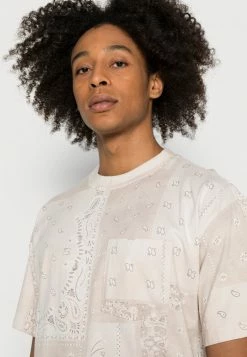 Abercrombie & Fitch ESSENTIAL CREW BLOCKING - Print T-shirt - Beige -Abercrombie & Fitch Shop 0299dd95050942b5bbef36b3aa1a9d62