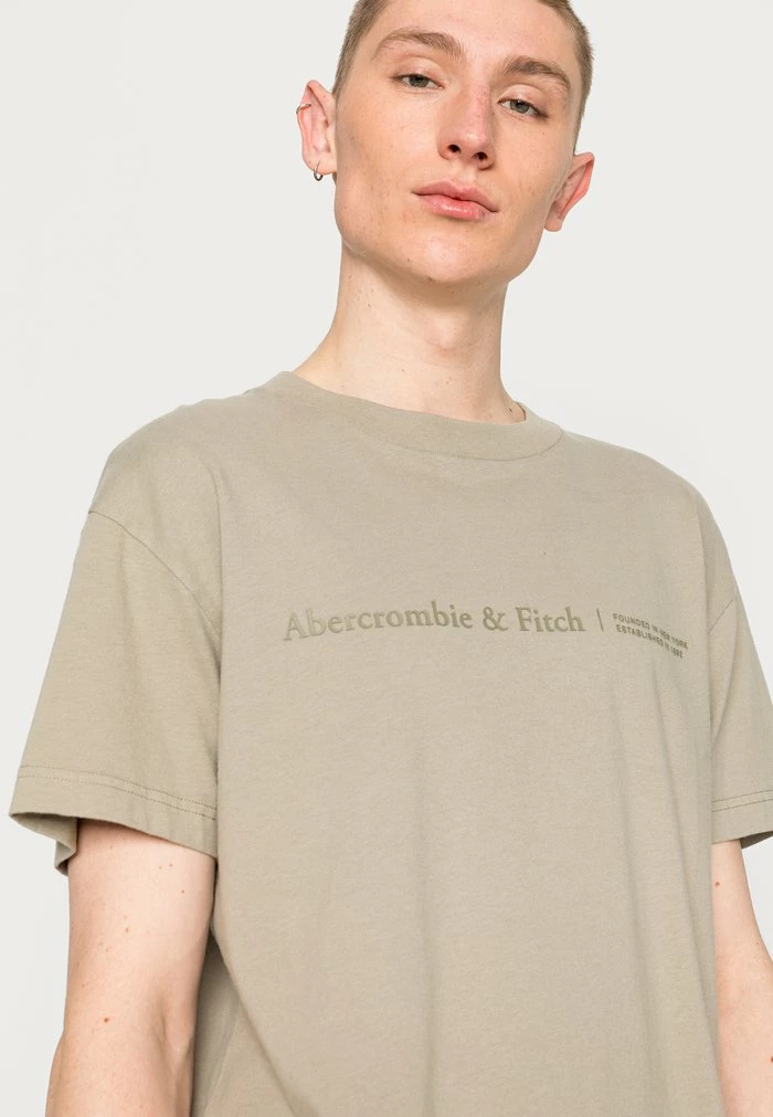 Abercrombie & Fitch RELAXED CROSS CHEST LOGO - Print T-shirt - Green 5 Abercrombie & Fitch RELAXED CROSS CHEST LOGO - Print T-shirt - Green - Image 5
