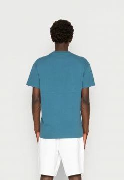 Abercrombie & Fitch TREND CROSSCHEST LOGO - Print T-shirt - Mallard Blue 7 Abercrombie & Fitch TREND CROSSCHEST LOGO - Print T-shirt - Mallard Blue -Abercrombie & Fitch Shop 1a33d25043684bb9abc0d32f0d55277b