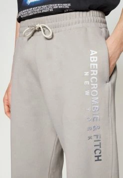 Abercrombie & Fitch LARGE SCALE STRAIGHT LEG - Tracksuit Bottoms - Dove -Abercrombie & Fitch Shop 1e7d58e239ce41b6b73ff708e275f51f