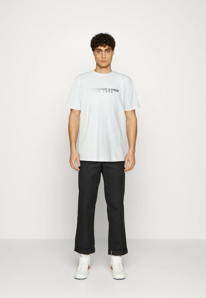 Abercrombie & Fitch TREND CROSSCHEST LOGO - Print T-shirt - White 2 Abercrombie & Fitch TREND CROSSCHEST LOGO - Print T-shirt - White - Image 2