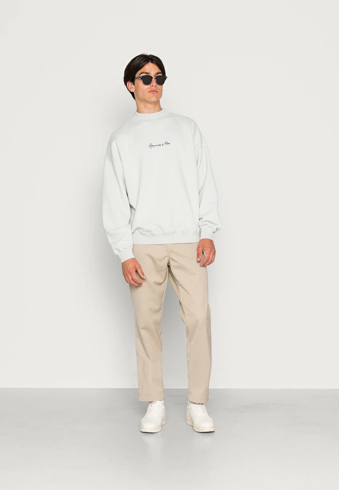 Abercrombie & Fitch MOCKNECK CREW SCRIPT - Sweatshirt - Phantom Grey 2 Abercrombie & Fitch MOCKNECK CREW SCRIPT - Sweatshirt - Phantom Grey - Image 2