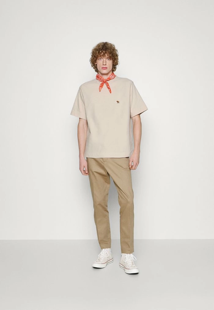 Abercrombie & Fitch DATE NIGHT TEE - Basic T-shirt - Tan 2 Abercrombie & Fitch DATE NIGHT TEE - Basic T-shirt - Tan - Image 2