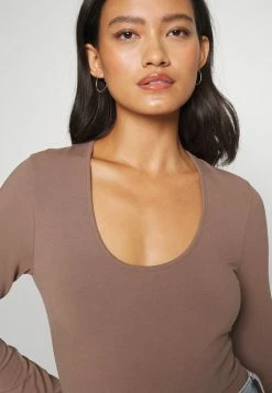 Abercrombie & Fitch ESSENTIAL CREW BODYSUIT - Long Sleeved Top - Deep Taupe -Abercrombie & Fitch Shop 3104eb21e4854e408dd5a1f945fb06b9