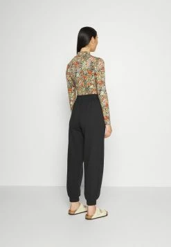 Abercrombie & Fitch PARACHUTE PANT - Tracksuit Bottoms - Black Beauty -Abercrombie & Fitch Shop 3a72a440321f477a9bfbcd52467e86e3