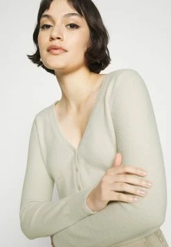 Abercrombie & Fitch SLIM FUZZY SHORT CARDI CHAIN - Cardigan - Cream -Abercrombie & Fitch Shop 418cb9b26a584b6e9a250774044cf74d