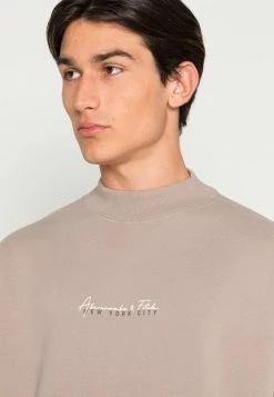 Abercrombie & Fitch MOCKNECK CREW SCRIPT - Sweatshirt - Beige -Abercrombie & Fitch Shop 45b5e5ce28c54f03906b90fb9d8b80b2
