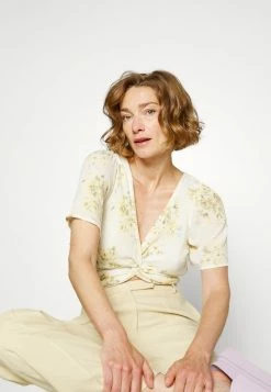 Abercrombie & Fitch KNOT FRONT FLUTTER - Print T-shirt - White -Abercrombie & Fitch Shop 4c9226c6ee724494abcbb8fe97b784c7