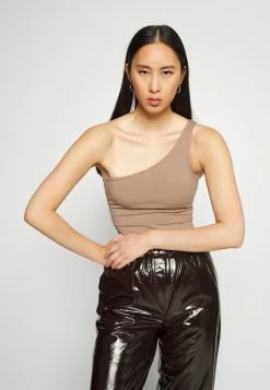 Abercrombie & Fitch BARE ONE SHOULDER - Print T-shirt - Brown -Abercrombie & Fitch Shop 57f3887c8a124cb9be32e9e498bcfd90