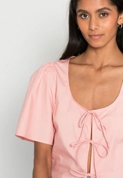 Abercrombie & Fitch EASY TIE FRONT POPLINFASHION - Print T-shirt - Winsome Orchid 9 Abercrombie & Fitch EASY TIE FRONT POPLINFASHION - Print T-shirt - Winsome Orchid -Abercrombie & Fitch Shop 6393490f65a54e2eba330a072c9df4e9