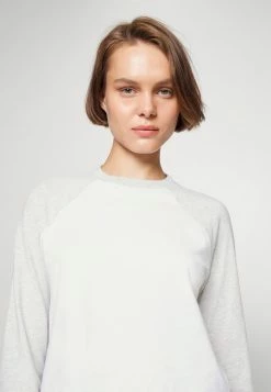 Abercrombie & Fitch RAGLAN CROPPED TEE NOVELTY - Long Sleeved Top - Grey/white -Abercrombie & Fitch Shop 65e2b65572e048498ce6dd70f7fbf29e