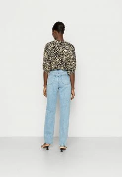 Abercrombie & Fitch LIGHT CLEAN CURVY DAD - Relaxed Fit Jeans - Curve Love Light Clean -Abercrombie & Fitch Shop 6b7e990416664b6cb075ed0a4d739aa7