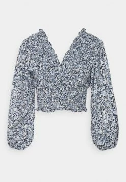 Abercrombie & Fitch SMOCKED NECK SLIM - Blouse - White/blue 8 Abercrombie & Fitch SMOCKED NECK SLIM - Blouse - White/blue -Abercrombie & Fitch Shop 725f3cd60c4e4454bf247d766fe3173c