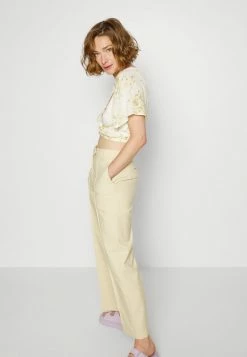 Abercrombie & Fitch KNOT FRONT FLUTTER - Print T-shirt - White -Abercrombie & Fitch Shop 73b49f9eed89430fb203ba37061f013e