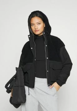 Abercrombie & Fitch WINTER TRAVELER - Summer Jacket - Black 10 Abercrombie & Fitch WINTER TRAVELER - Summer Jacket - Black -Abercrombie & Fitch Shop 7440d6b1bb0c423bb5cf3d4efb6d31d7