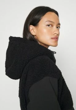 Abercrombie & Fitch WINTER TRAVELER - Summer Jacket - Black 11 Abercrombie & Fitch WINTER TRAVELER - Summer Jacket - Black -Abercrombie & Fitch Shop 7707fbd34a744a159c5844a1c994c0f1
