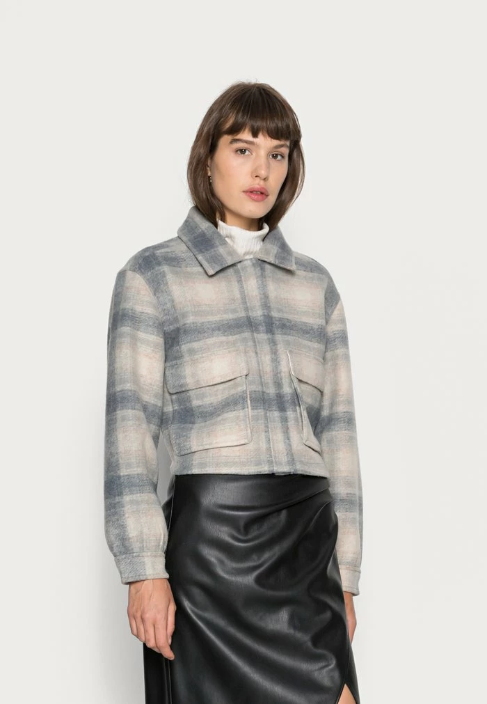 Abercrombie & Fitch SHACKET SHORT - Light Jacket - Cream/blue 1 Abercrombie & Fitch SHACKET SHORT - Light Jacket - Cream/blue