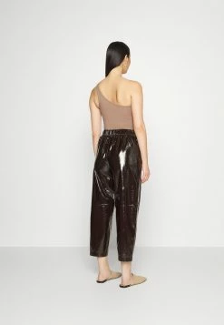 Abercrombie & Fitch BARE ONE SHOULDER - Print T-shirt - Brown -Abercrombie & Fitch Shop 7f3d8c6cc23849ba9f1e9751f20addb9