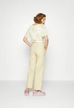 Abercrombie & Fitch KNOT FRONT FLUTTER - Print T-shirt - White -Abercrombie & Fitch Shop 85131f628e9f4eb48bed2d3a0ea56542