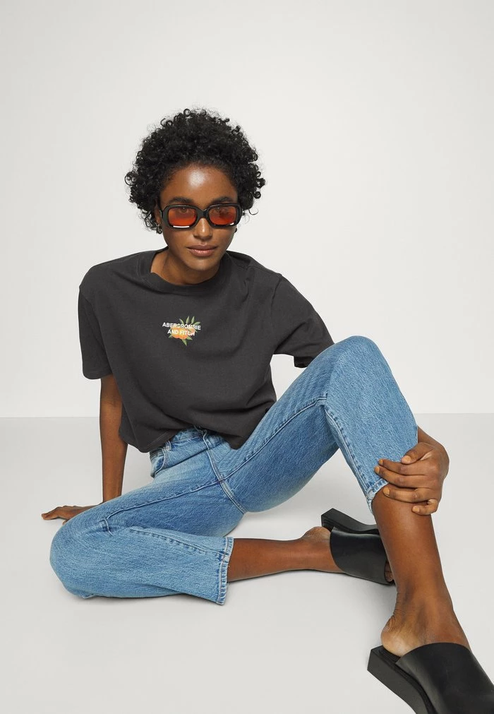 Abercrombie & Fitch EXCLUSIVE LOGO TEE - Print T-shirt - Phantom Black 6 Abercrombie & Fitch EXCLUSIVE LOGO TEE - Print T-shirt - Phantom Black - Image 6