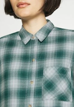 Abercrombie & Fitch HOLIDAY - Button-down Blouse - Green -Abercrombie & Fitch Shop 88231f3eab93416ca83003d756670c9d