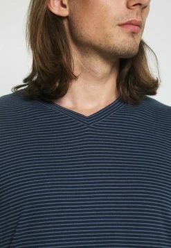 Abercrombie & Fitch ESSENTIAL VEE - Print T-shirt - Navy -Abercrombie & Fitch Shop 9ed2fd09848b49059287518b5fdba615