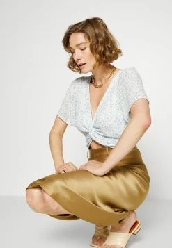 Abercrombie & Fitch KNOT FRONT FLUTTER - Print T-shirt - White -Abercrombie & Fitch Shop 9fd45bdaff6d4a4190b037191a55c7db