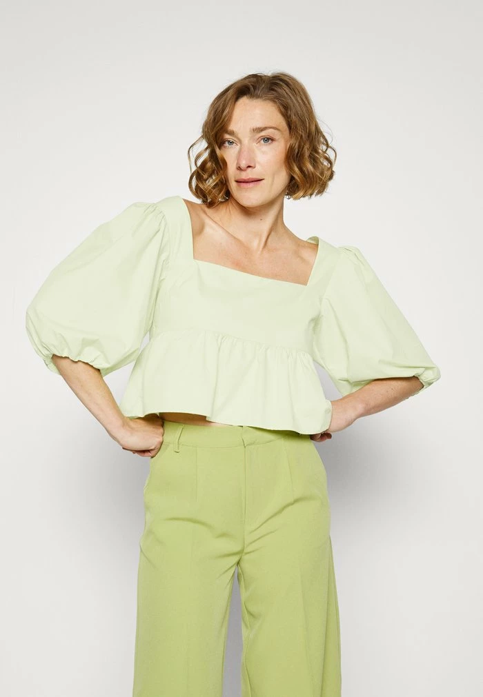 Abercrombie & Fitch FLUTTER CINCH FRONT FAUX FASHION - Basic T-shirt - Green 1 Abercrombie & Fitch FLUTTER CINCH FRONT FAUX FASHION - Basic T-shirt - Green