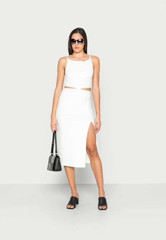 Abercrombie & Fitch BARE SIDE CUTOUT - Shift Dress - White Solid 2 Abercrombie & Fitch BARE SIDE CUTOUT - Shift Dress - White Solid - Image 2