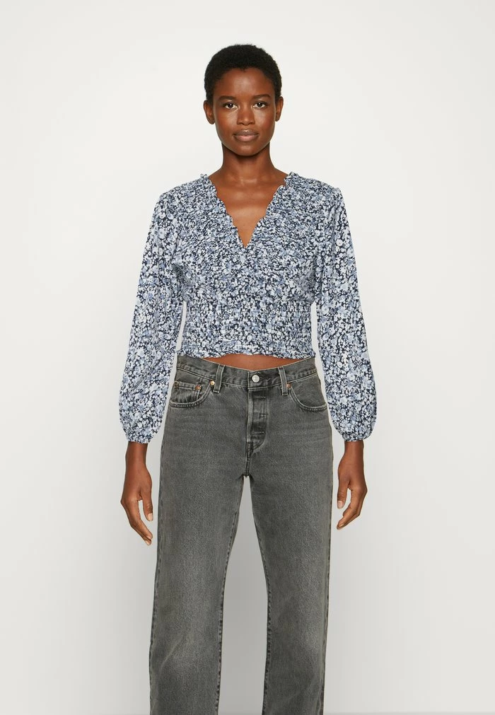 Abercrombie & Fitch SMOCKED NECK SLIM - Blouse - White/blue 1 Abercrombie & Fitch SMOCKED NECK SLIM - Blouse - White/blue