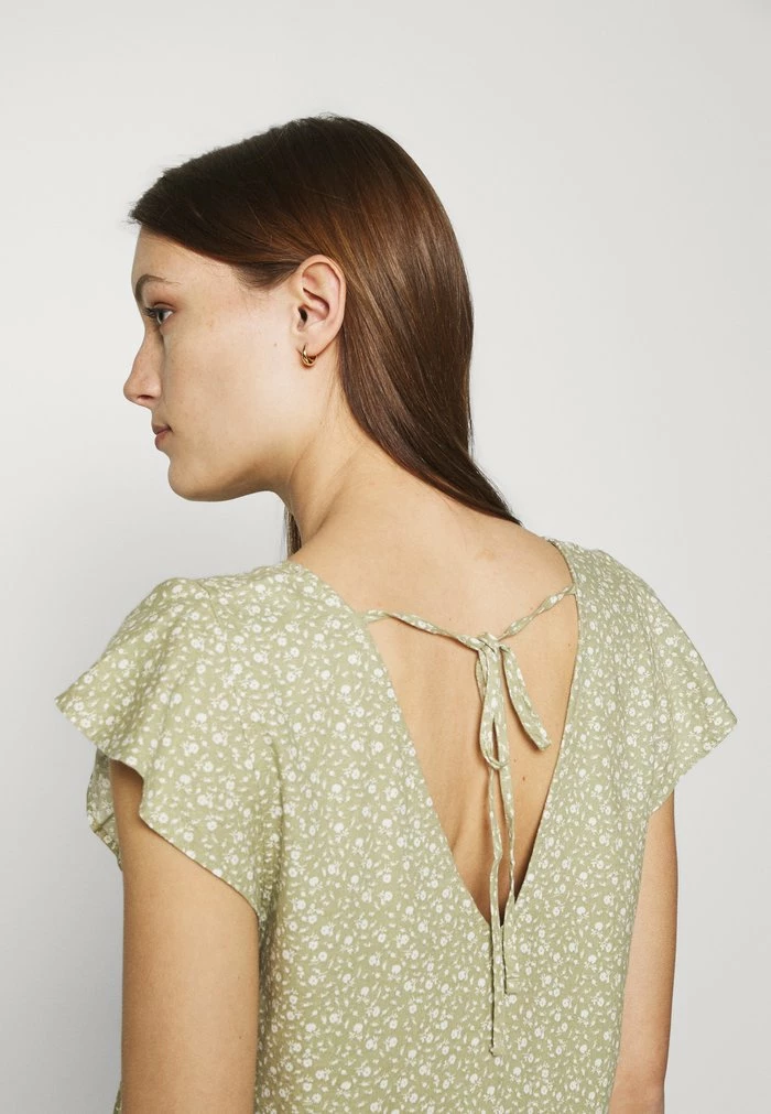 Abercrombie & Fitch VOLUME SMOCKED BABYDOLL - Print T-shirt - Green 5 Abercrombie & Fitch VOLUME SMOCKED BABYDOLL - Print T-shirt - Green - Image 5