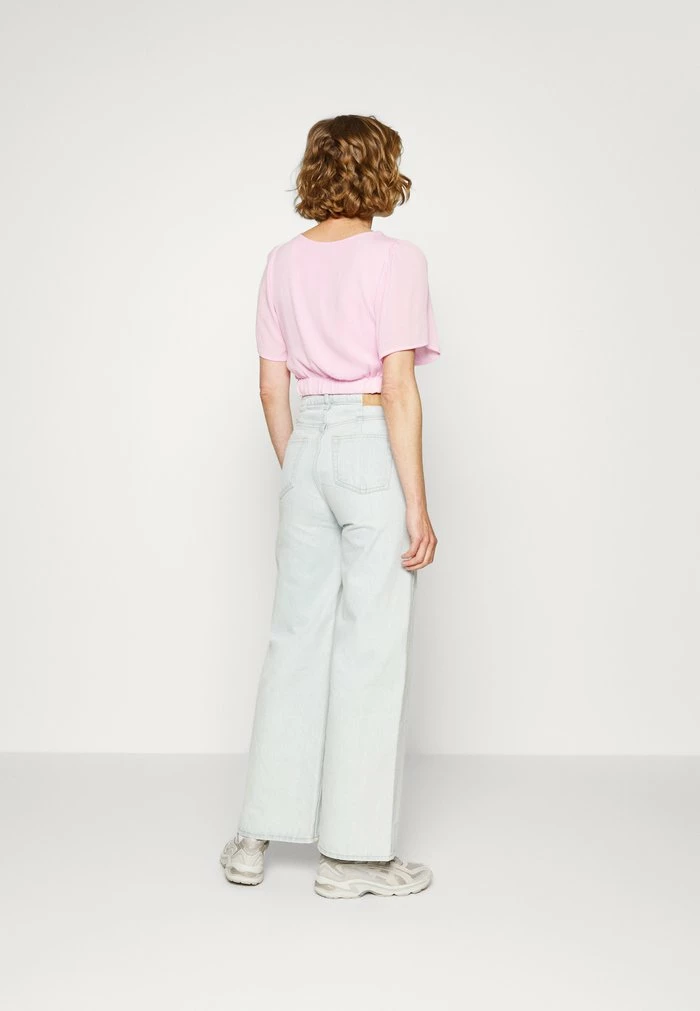 Abercrombie & Fitch KNOT FRONT FLUTTER - Print T-shirt - Pink Lavendar 3 Abercrombie & Fitch KNOT FRONT FLUTTER - Print T-shirt - Pink Lavendar - Image 3