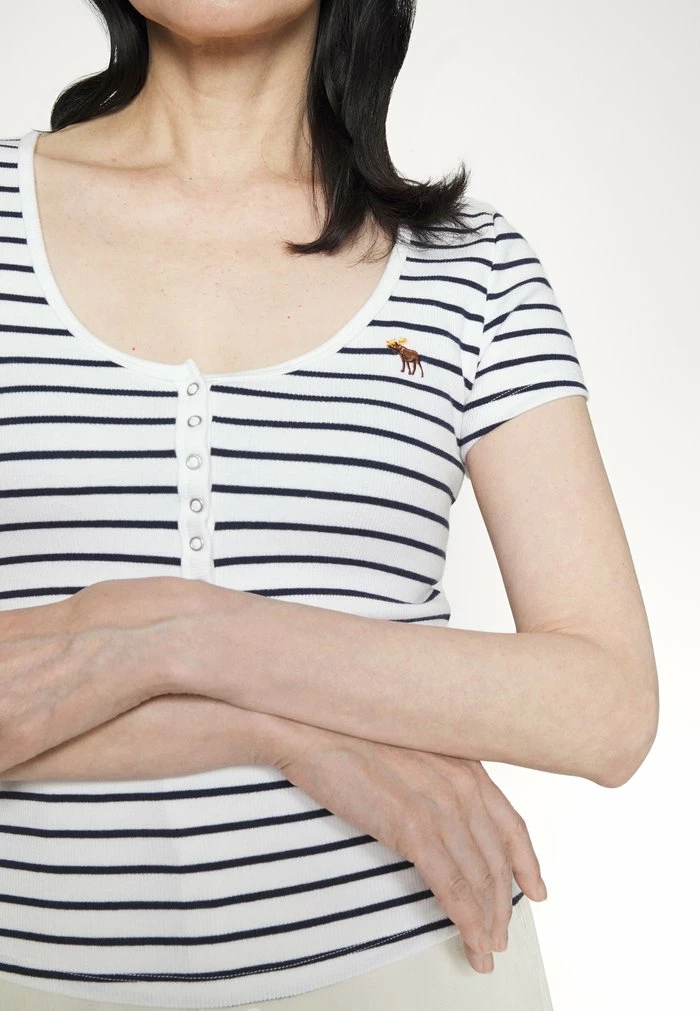 Abercrombie & Fitch ICON HENLEY - Print T-shirt - White/blue 7 Abercrombie & Fitch ICON HENLEY - Print T-shirt - White/blue - Image 7