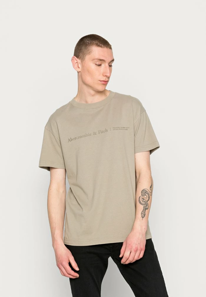 Abercrombie & Fitch RELAXED CROSS CHEST LOGO - Print T-shirt - Green 1 Abercrombie & Fitch RELAXED CROSS CHEST LOGO - Print T-shirt - Green