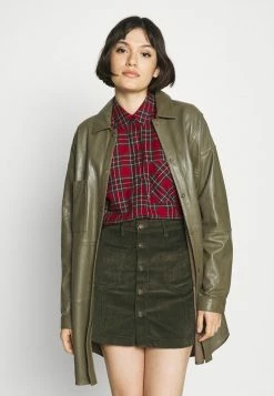 Abercrombie & Fitch HOLIDAY - Button-down Blouse - Red Hero -Abercrombie & Fitch Shop cca117004ae74416b2d89ec5f158fead