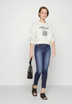 Abercrombie & Fitch MINI SUNDAY CREW - Sweatshirt - Cloud Dancer -Abercrombie & Fitch Shop cf8e195b270e46b8adcc32f6c86dbb56