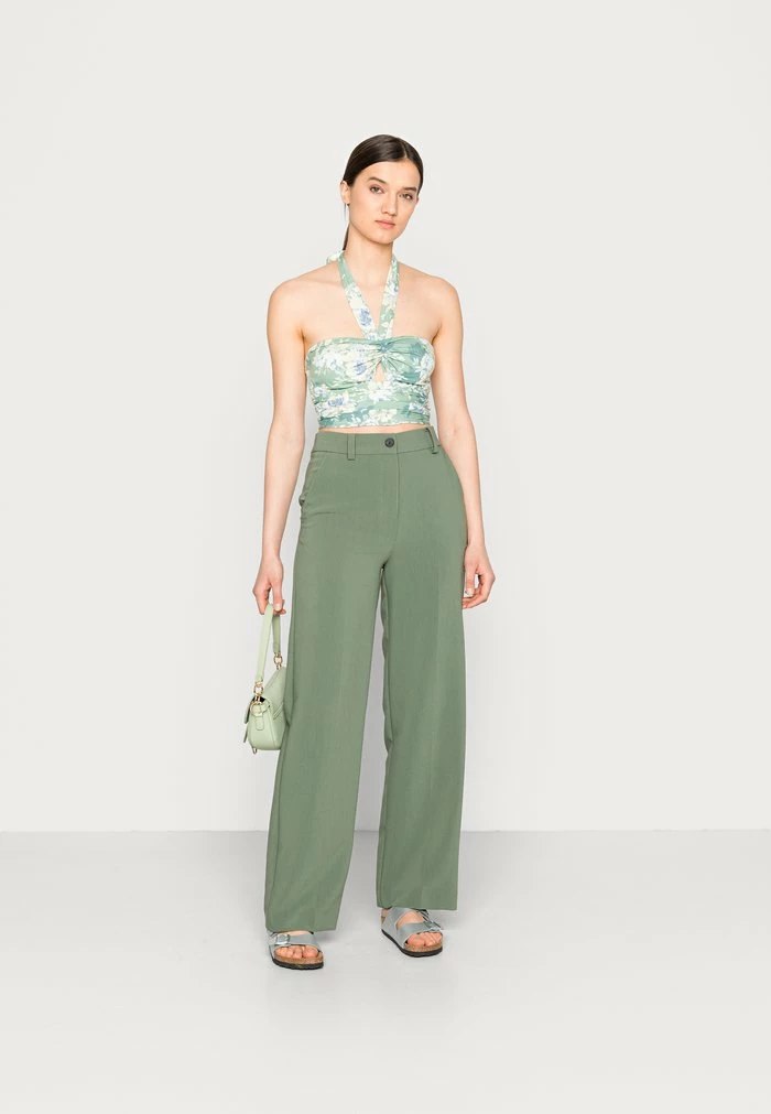 Abercrombie & Fitch BARE SCARF HALTER - Top - Green Floral 2 Abercrombie & Fitch BARE SCARF HALTER - Top - Green Floral - Image 2