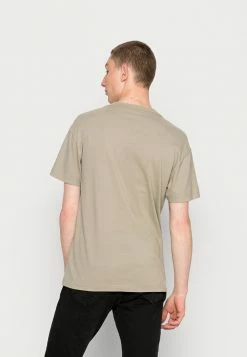 Abercrombie & Fitch RELAXED CROSS CHEST LOGO - Print T-shirt - Green 7 Abercrombie & Fitch RELAXED CROSS CHEST LOGO - Print T-shirt - Green -Abercrombie & Fitch Shop e1a37fc3c67a4e9ba848b36a1a1395f8