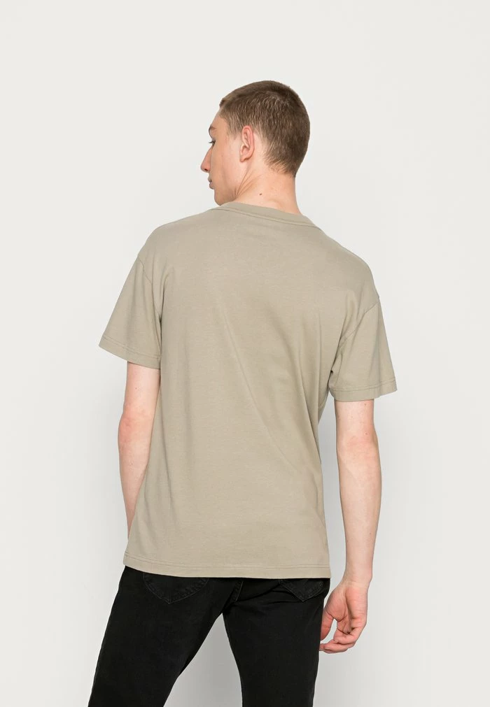 Abercrombie & Fitch RELAXED CROSS CHEST LOGO - Print T-shirt - Green 3 Abercrombie & Fitch RELAXED CROSS CHEST LOGO - Print T-shirt - Green - Image 3