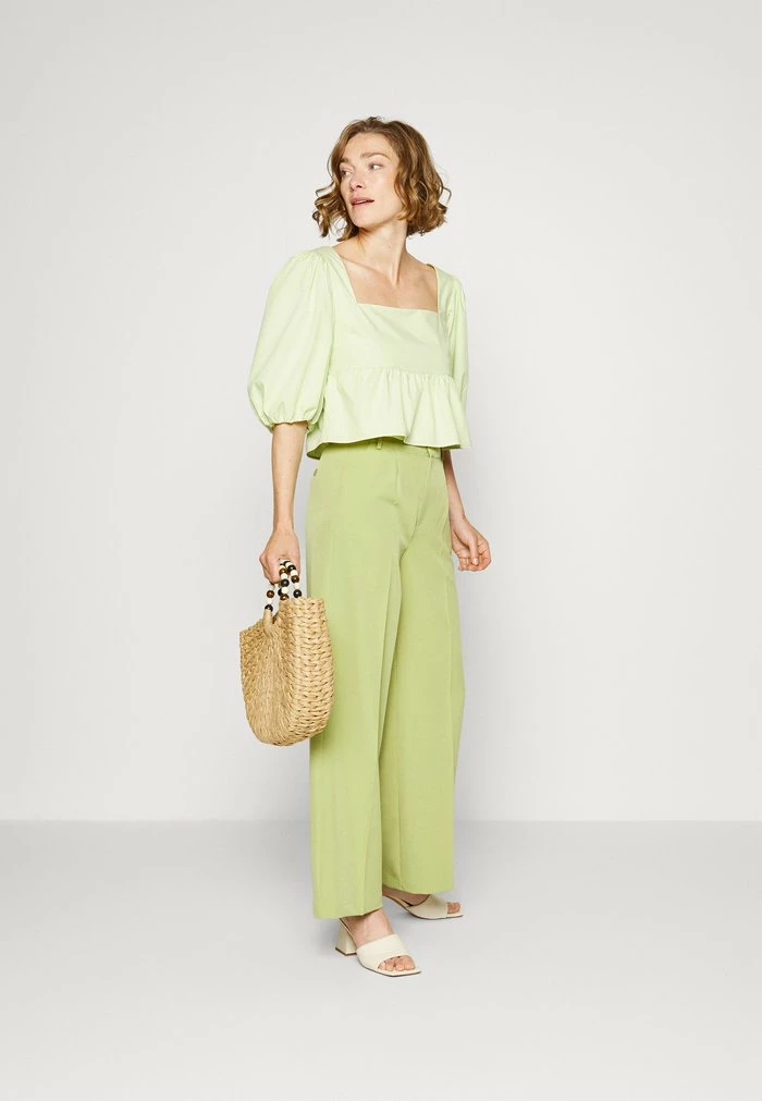 Abercrombie & Fitch FLUTTER CINCH FRONT FAUX FASHION - Basic T-shirt - Green 2 Abercrombie & Fitch FLUTTER CINCH FRONT FAUX FASHION - Basic T-shirt - Green - Image 2