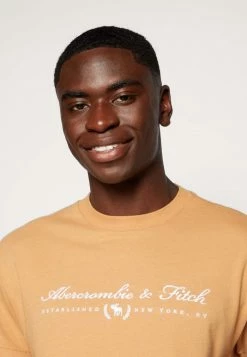 Abercrombie & Fitch LOGOCON UPDATE - Print T-shirt - Doe -Abercrombie & Fitch Shop e8dbddb682634025b91ef6671dc6c82b