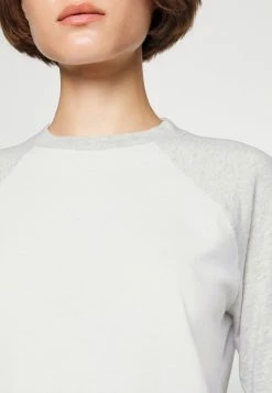 Abercrombie & Fitch RAGLAN CROPPED TEE NOVELTY - Long Sleeved Top - Grey/white -Abercrombie & Fitch Shop f67915eeea364bb79d999e4135f19ed4