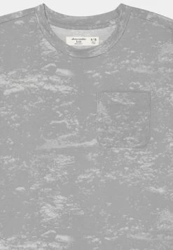 Abercrombie & Fitch OVERSIZED OUTDOORS PATTERNS - Print T-shirt - Grey Wash -Abercrombie & Fitch Shop f97f3363752b49b7a1ad1c29e2879ef5